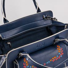 Laden Sie das Bild in den Galerie-Viewer, Damen Trapez Handtasche mit dekorativer Blumenstickerei, Louize&amp;Lou