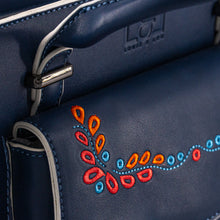 Laden Sie das Bild in den Galerie-Viewer, Damen Trapez Handtasche mit dekorativer Blumenstickerei, Louize&amp;Lou