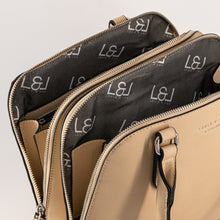 Laden Sie das Bild in den Galerie-Viewer, Bowling Bag Damen  Beige – Elegante Handtasche aus Kunstleder mit Schulterriemen - trendee.de